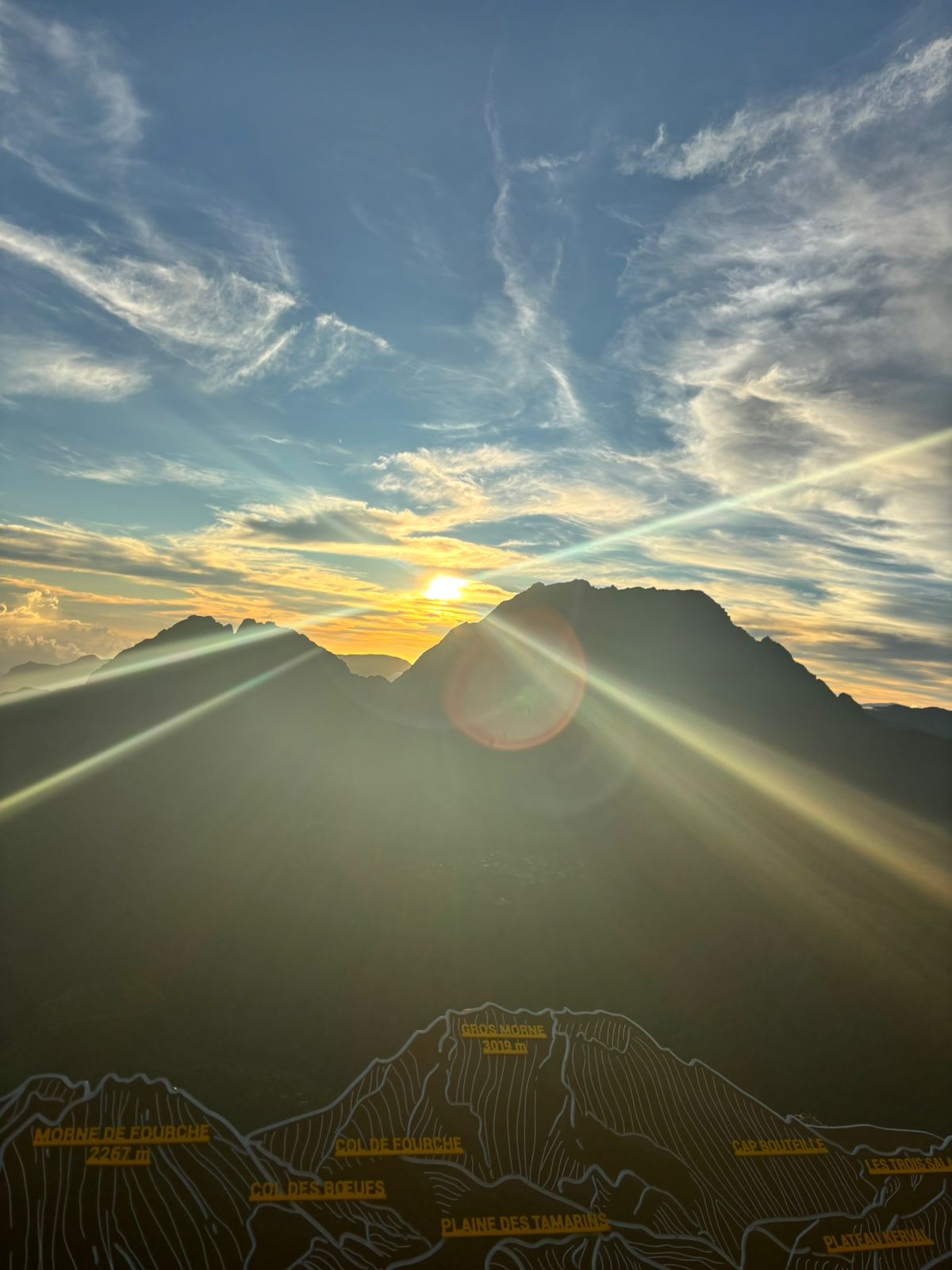 Coucher de soleil sur les sommets de La Réunion — transport événementiel et mariages en VTC