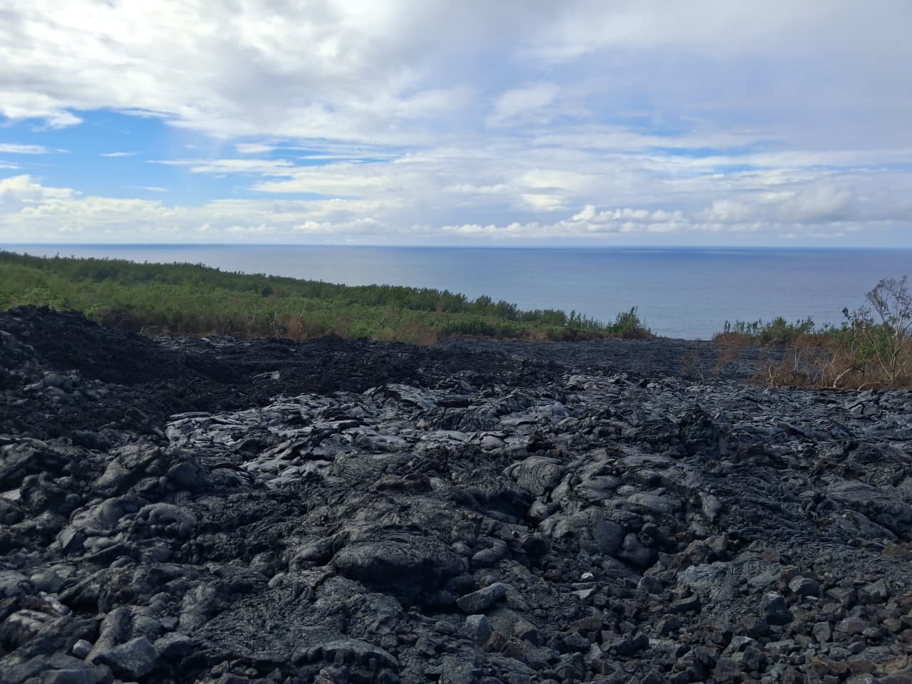 Coulée de lave refroidie face à l'océan — mise à disposition d'un chauffeur VTC à La Réunion