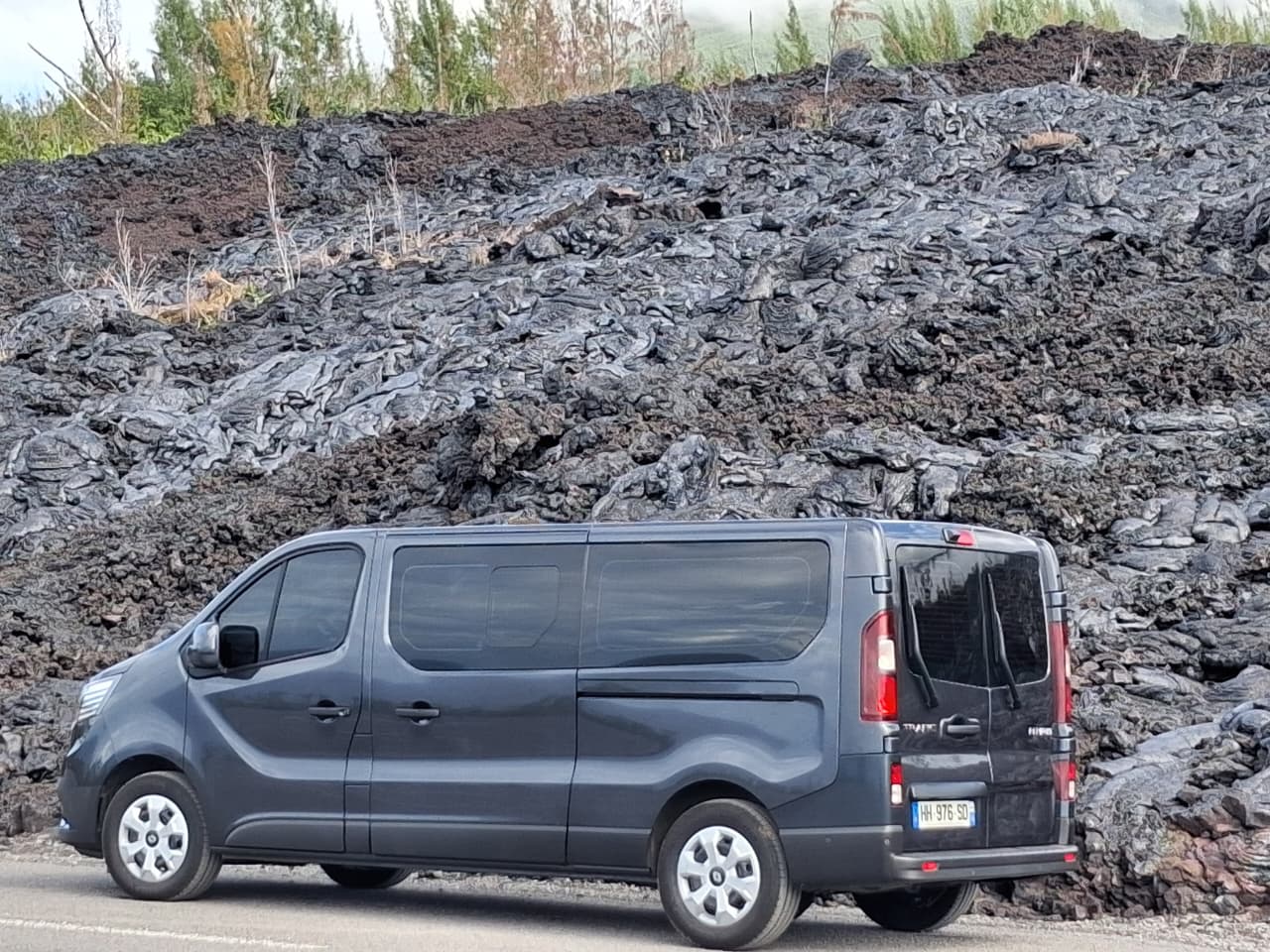 Van VTC devant une coulée de lave à La Réunion — visite touristique du volcan