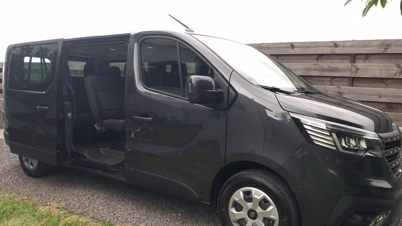 Véhicule renault trafic 9 places PMR