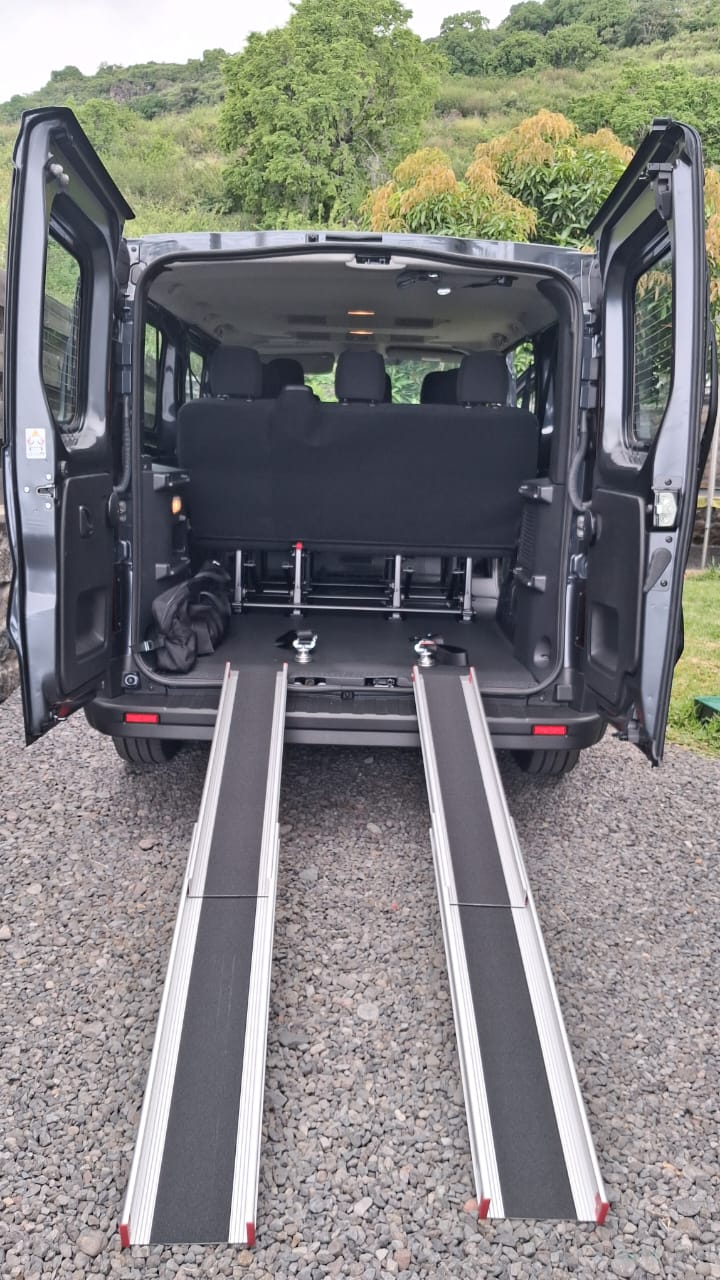 Véhicule renault trafic 9 places PMR